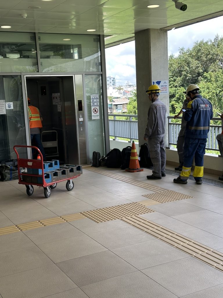 Đội ngũ kiểm định viên VINASIC thực hiện kiểm tra thang máy tại tuyến Metro số 1 TP.HCM