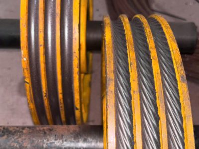 Tư vấn kỹ thuật thang máy : rãnh puly kéo thang máy bị mòn bất thường do lực căng cáp tải không đồng đều